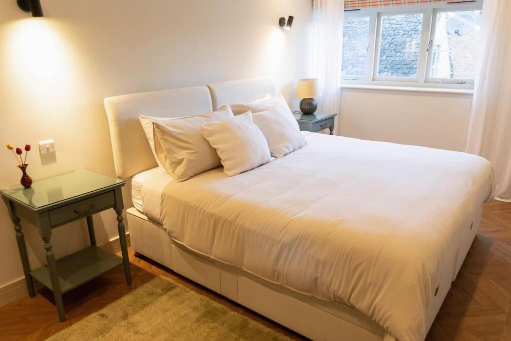 Amarelo Apartment, Central Charlbury, 1 Super King Bed Exteriör bild